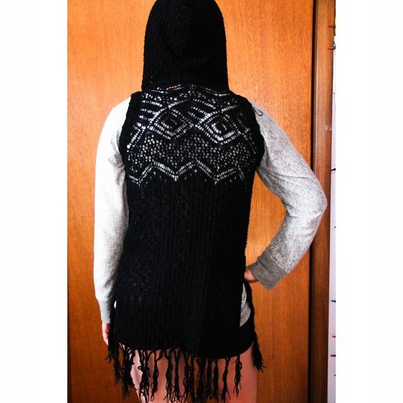 Sweaters - Black Crotchet sleeveless shrug